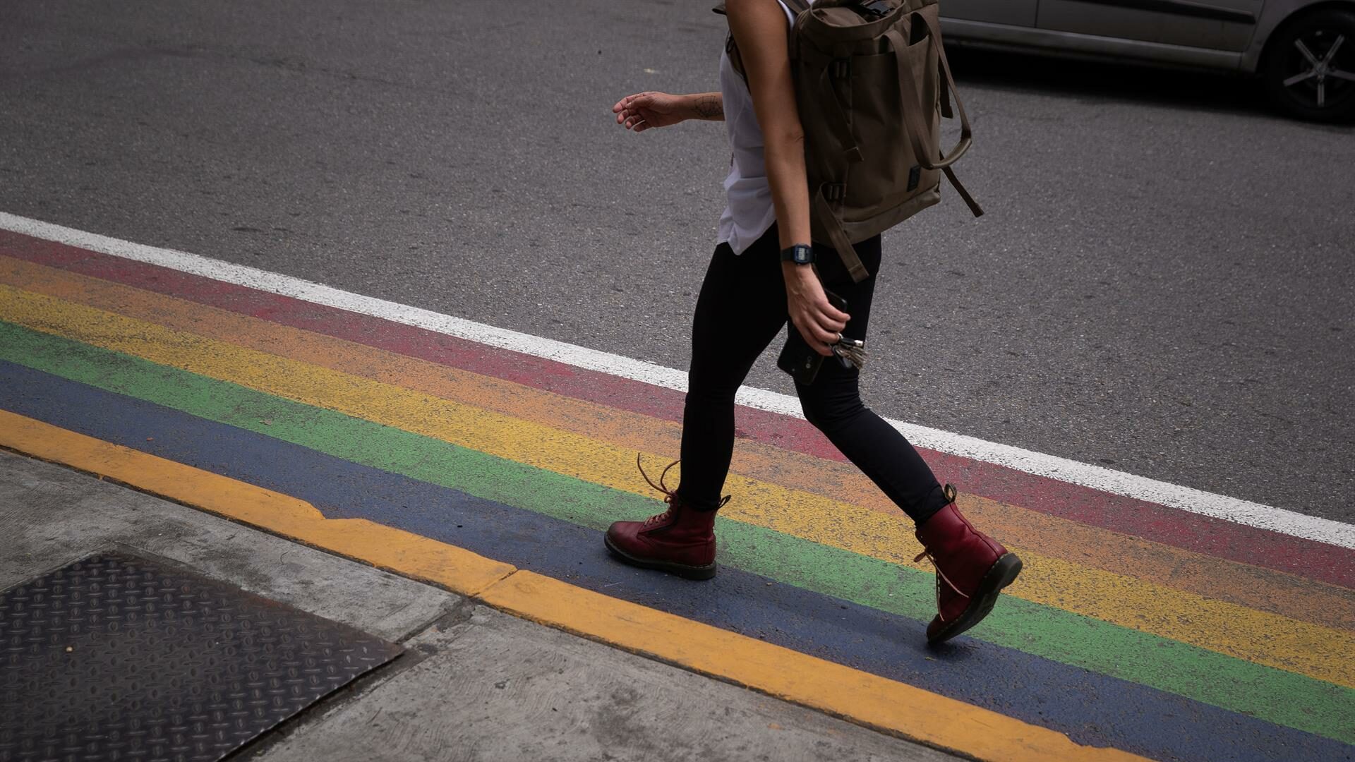 Ciclocarril con los colores de la bandera LGTBI en Venezuela