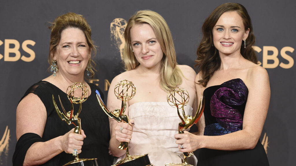 Ann Dowd, Elisabeth Moss y Alexis Bledel en los premios Emmy 2017