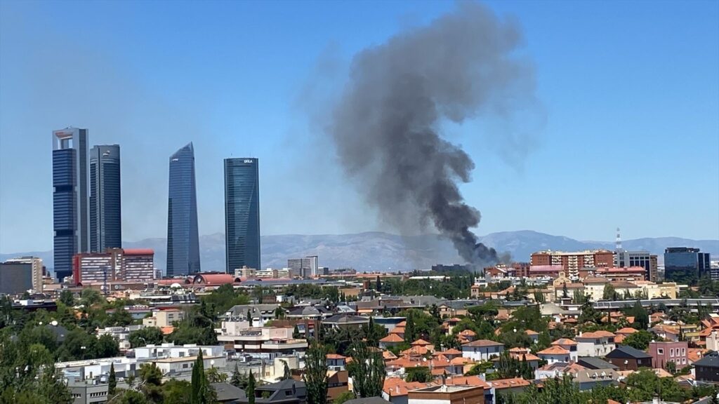 Un incendio de pasto en la zona norte de Madrid provoca grandes columnas de humo