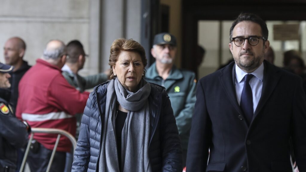 El ex consejera de Economía y Hacienda de la Junta de Andalucía, Magdalena Álvarez (i).