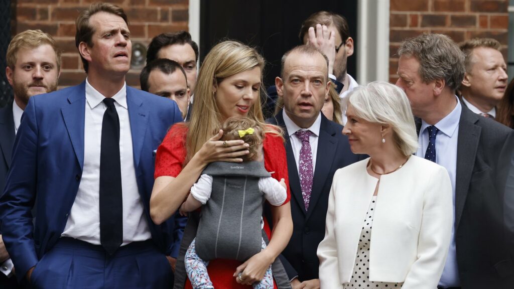 La mujer de Boris Johnson, Carrie, junto a su hija Romy y los miembros de su gobierno que le mostraron su apoyo