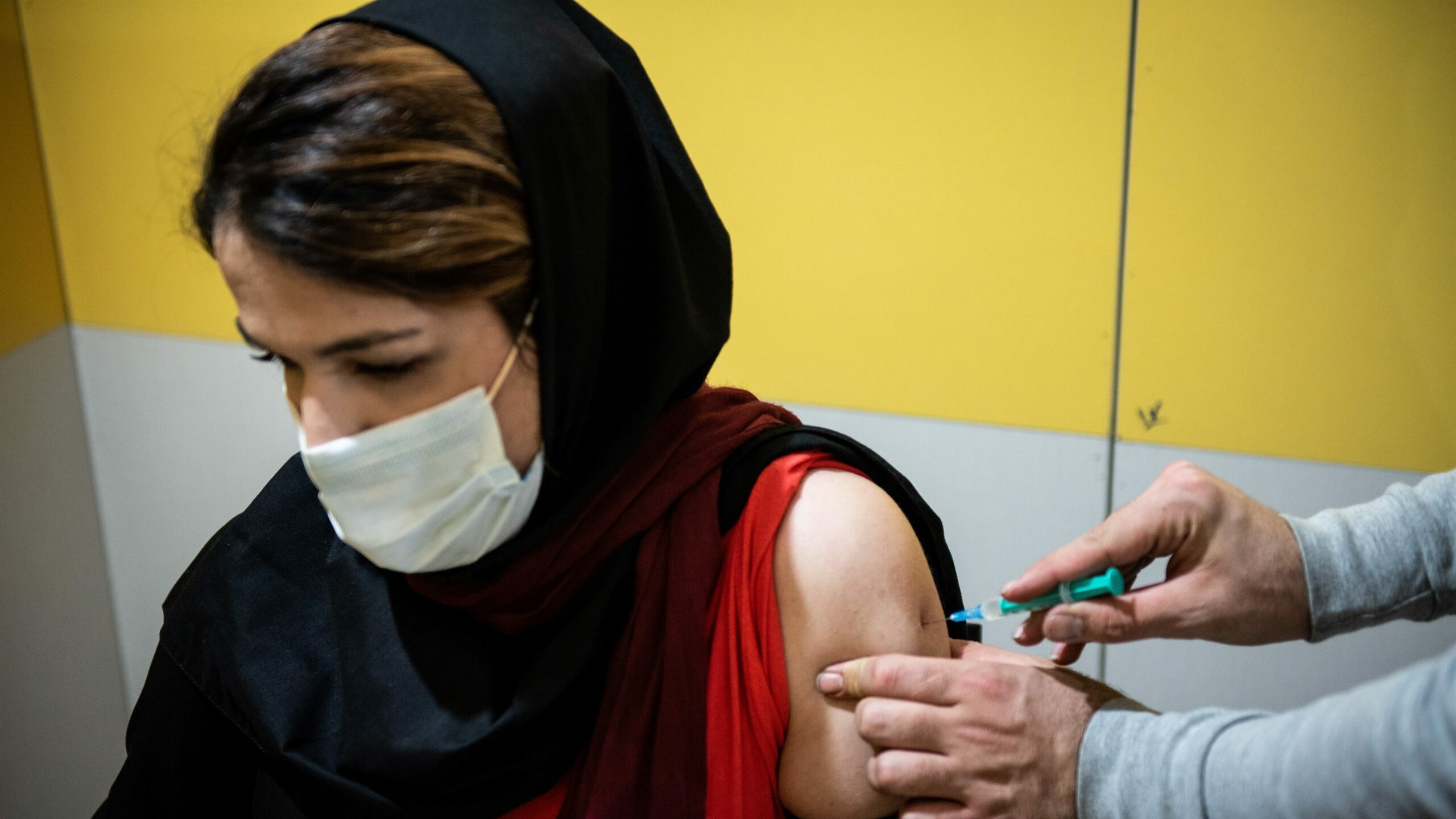 Mujer vacunándose contra la COVID
