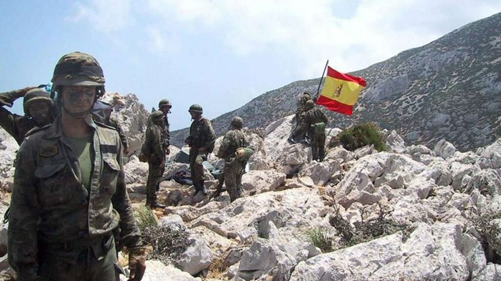 Militares españoles tras la toma de la isla de Perejil, hace veinte años