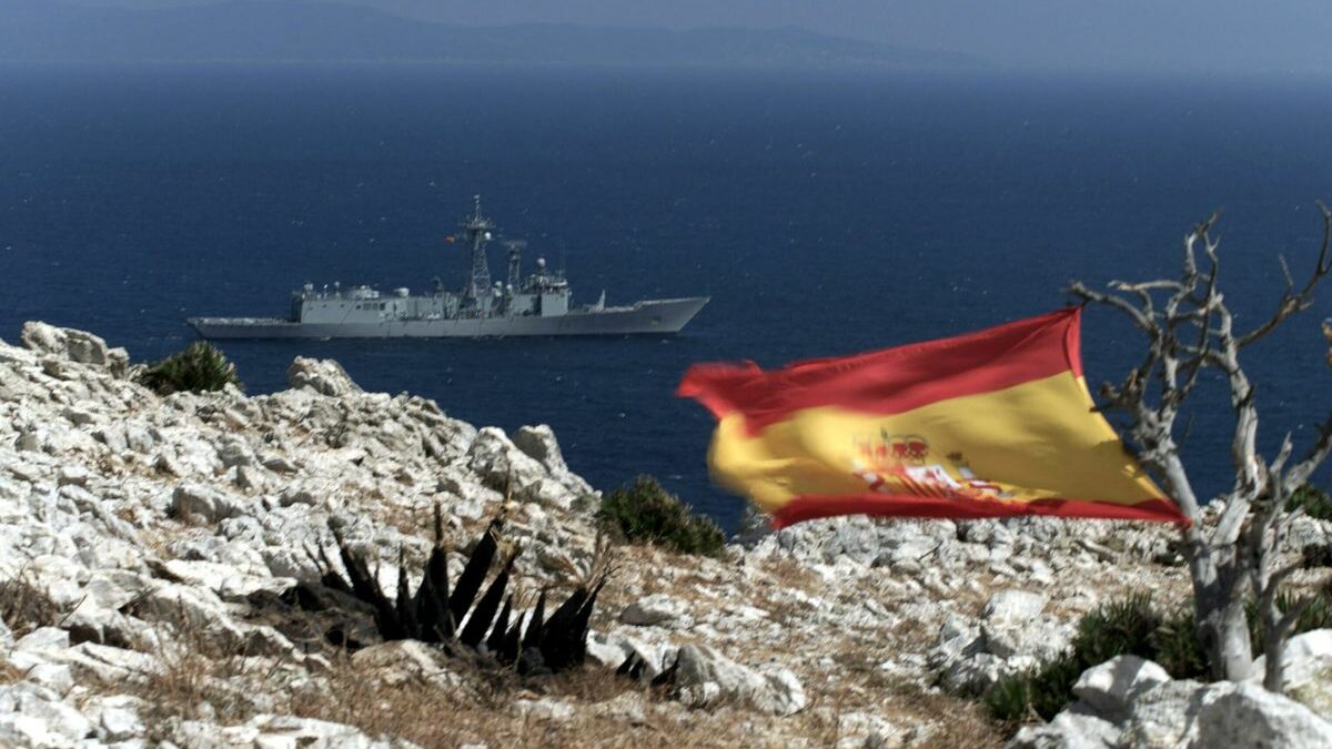 La bandera española en la isla de Perejil, una vez recuperada de la presencia marroquí