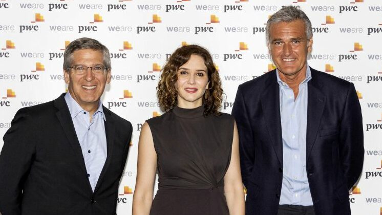 Bob Moritz, presidente global de PwC, Isabel Díaz Ayuso, presidenta de la Comunidad de Madrid, y Gonzalo Sánchez, presidente de PwC