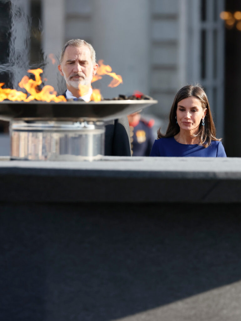 La reina Letizia y el rey Felipe durante el homenaje a las víctimas del coronavirus