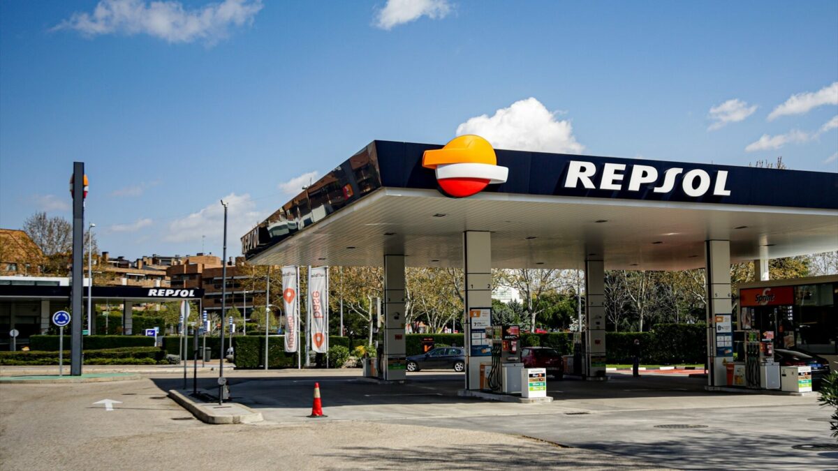 Repsol, Cepsa, BP y Galp encadenan 10 años perdiendo gasolineras en favor de las ‘low cost’