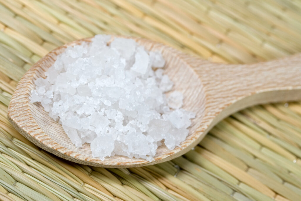 11 usos de la sal que no conocías: alivia las picaduras y el dolor de garganta y elimina las ojeras