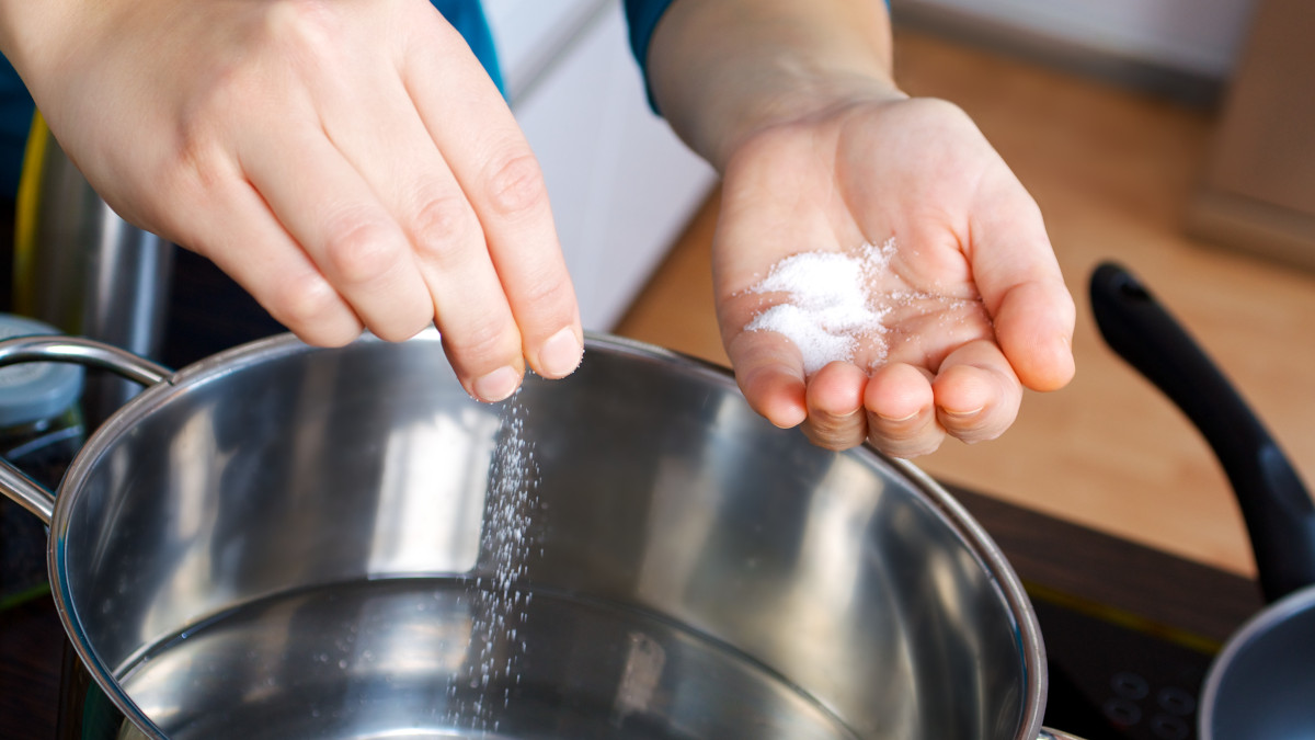11 usos de la sal que no conocías: alivia las picaduras y el dolor de garganta y elimina las ojeras