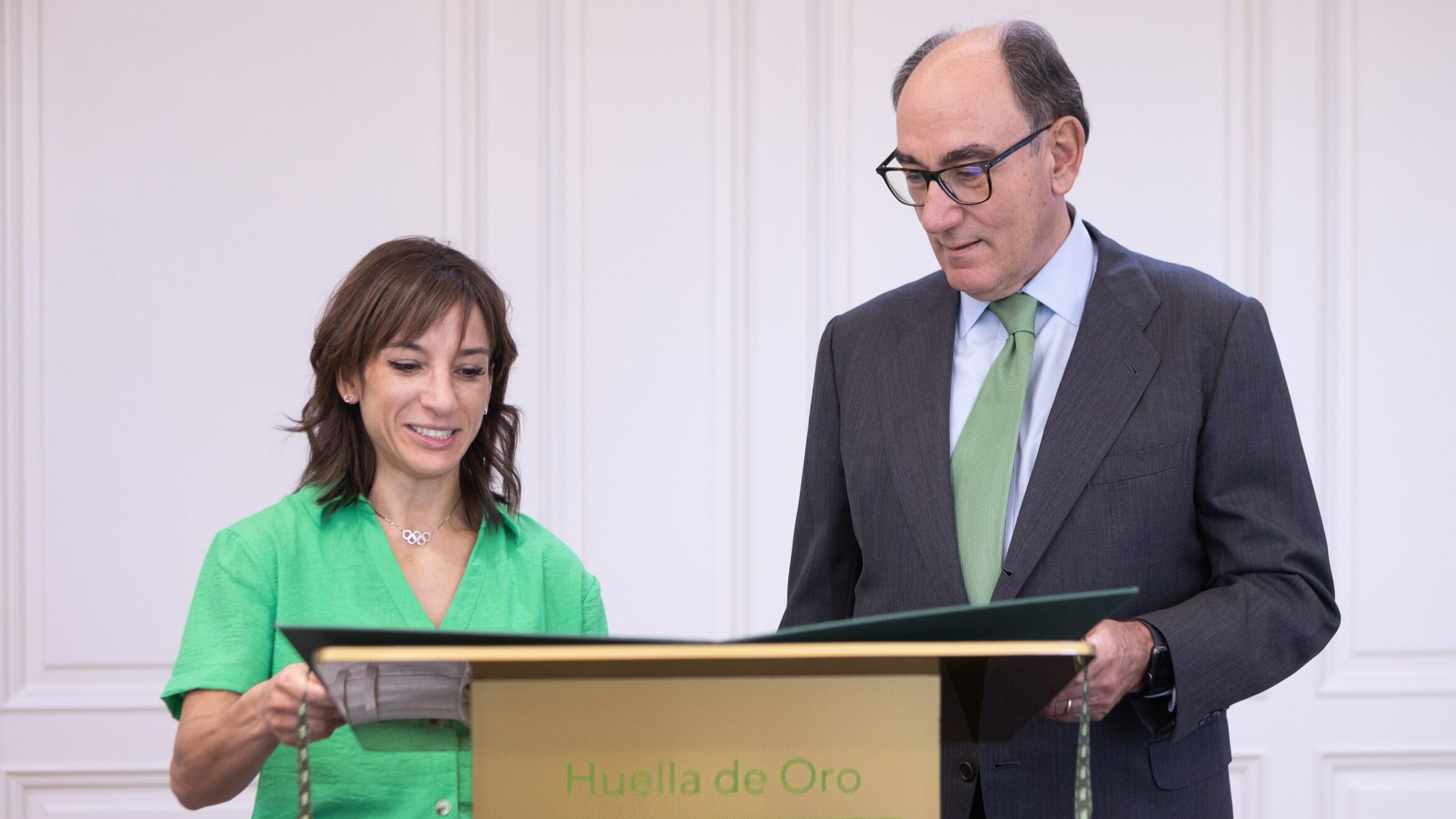 Sandra Sánchez recibe de la mano de Ignacio Galán el diploma “Huella de Oro Iberdrola”