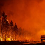 Brigada de Bomberos de Gironda SDIS33 combatiendo un incendio forestal en Belin-Beliet, en la región de Gironda en el suroeste de Francia