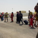 Personal del ROI del Ejército de Tierra traslada a los afganos recién llegados de Kabul a un avión rumbo a Madrid