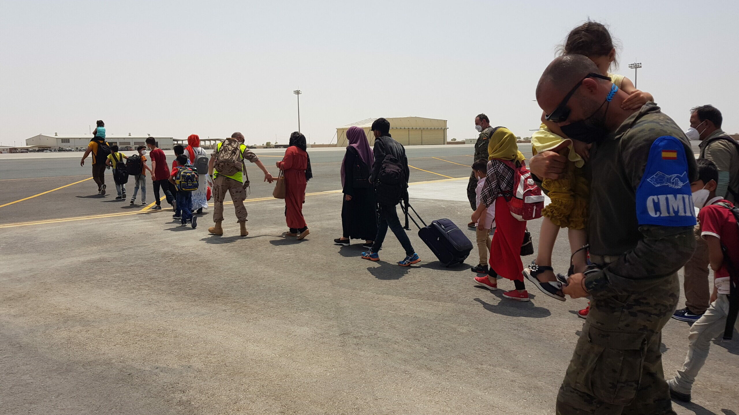 Personal del ROI del Ejército de Tierra traslada a los afganos recién llegados de Kabul a un avión rumbo a Madrid