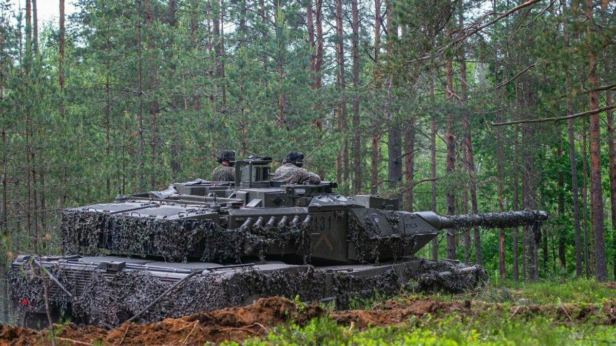 Un Leopard del Ejército de Tierra, de fabricación española, en un reciente ejercicio celebrado en Letonia