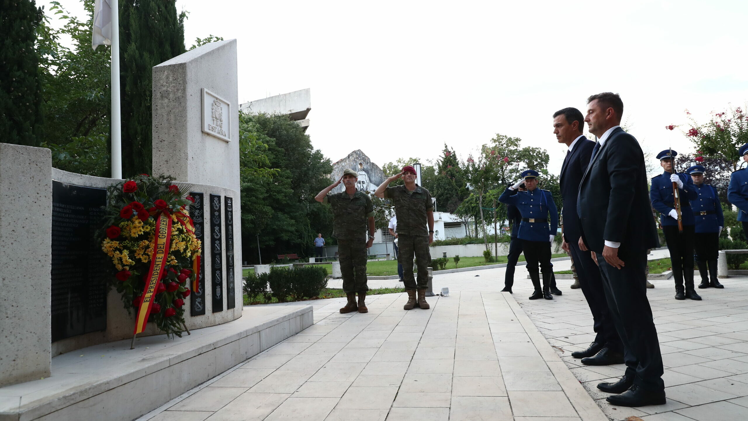 Pedro Sánchez rinde homenaje en Mostar a los caídos españoles durante la guerra en Bosnia Herzegovina