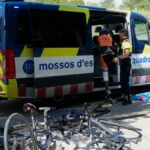 Un coche embiste a grupo de 9 ciclistas, mata a dos de ellos y se da la fuga