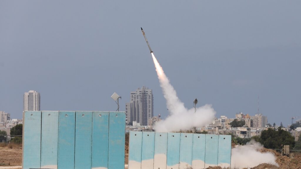 Israel declara el estado de guerra tras un ataque de Hamás: 5.000 cohetes y secuestro de cuerpos en Gaza