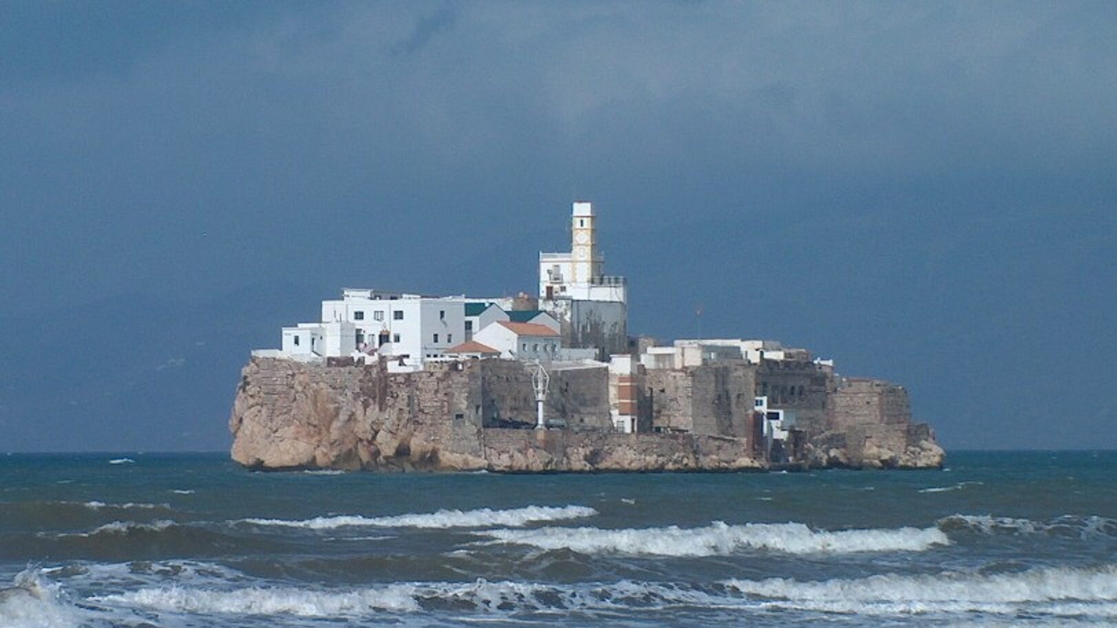 El Peñón de Alhucemas, frente a Marruecos, con la torre que demolerá el Ministerio de Defensa
