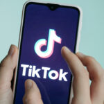 Aplicación de TikTok abierta en un móvil