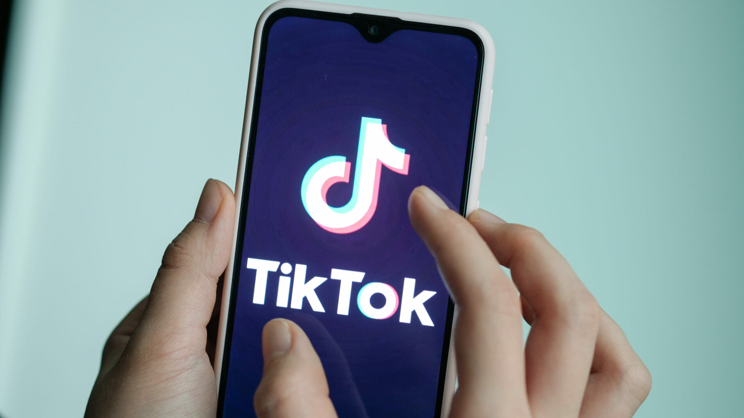 Aplicación de TikTok abierta en un móvil