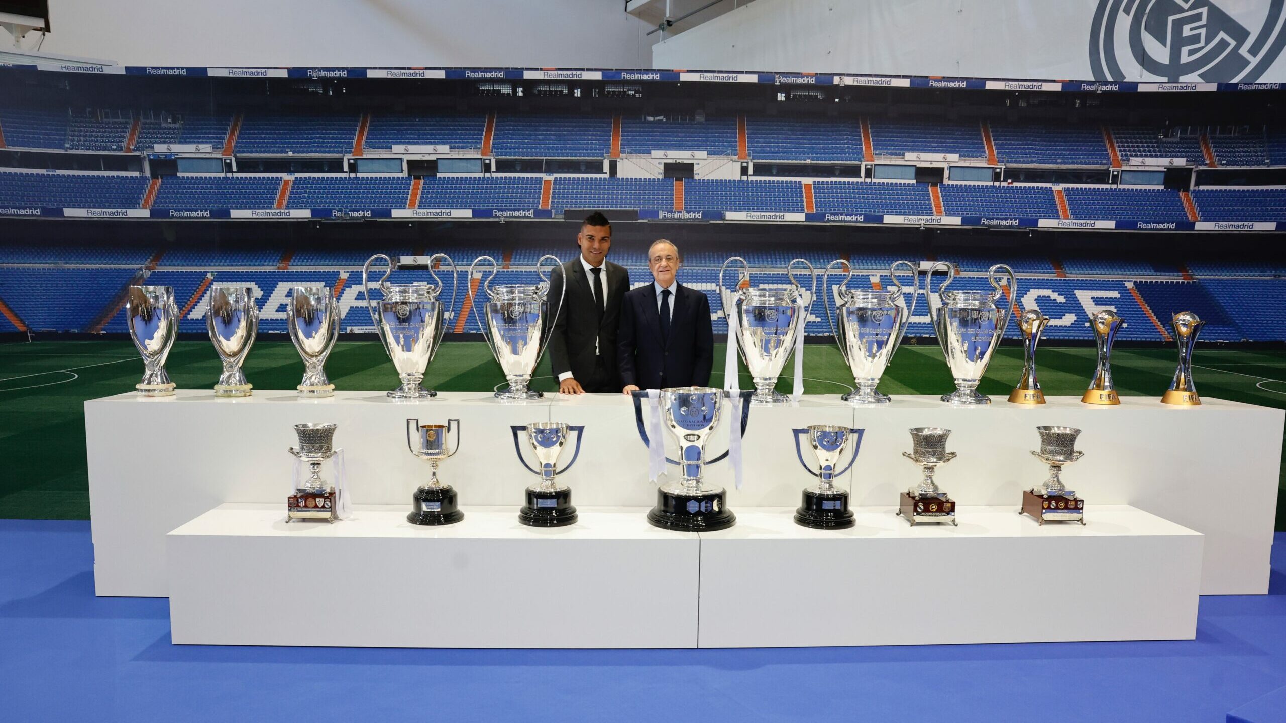Casemiro en su despedida del Real Madrid junto a Florentino Pérez