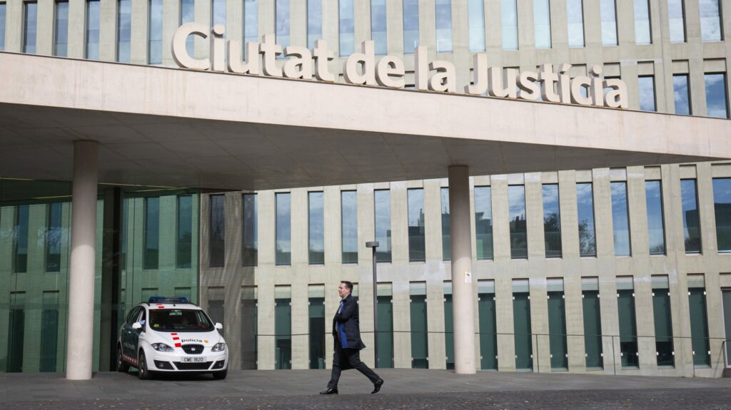 El juez envía a prisión los dos mossos por presunta detención ilegal y lesiones