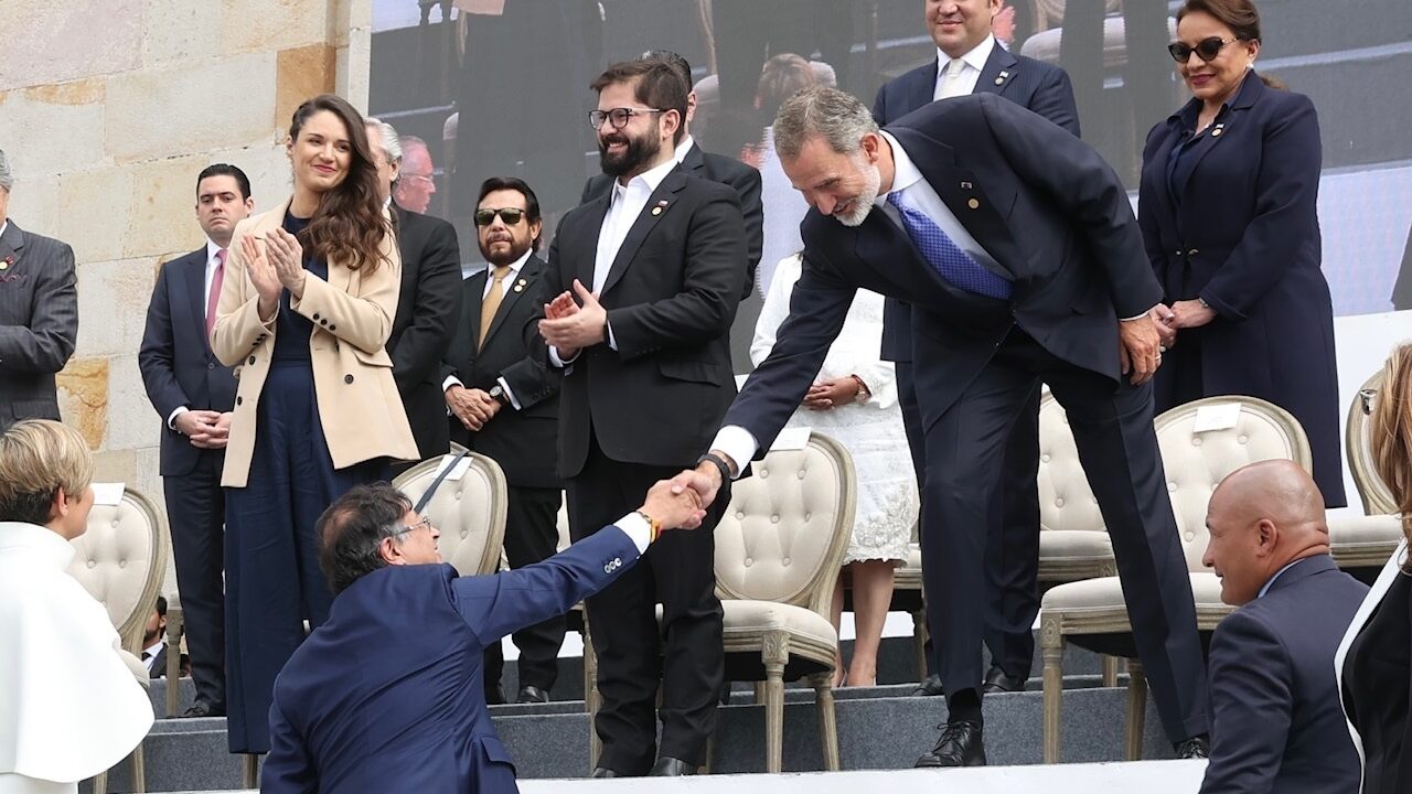 El Rey Felipe VI saluda al recién investido presidente de Colombia, Gustavo Petro