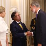 El Rey Felipe VI saluda al nuevo presidente de Colombia, Gustavo Petro