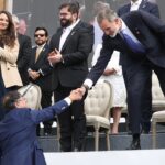 El Rey Felipe VI saluda a Gustavo Petro, nuevo presidente de Colombia