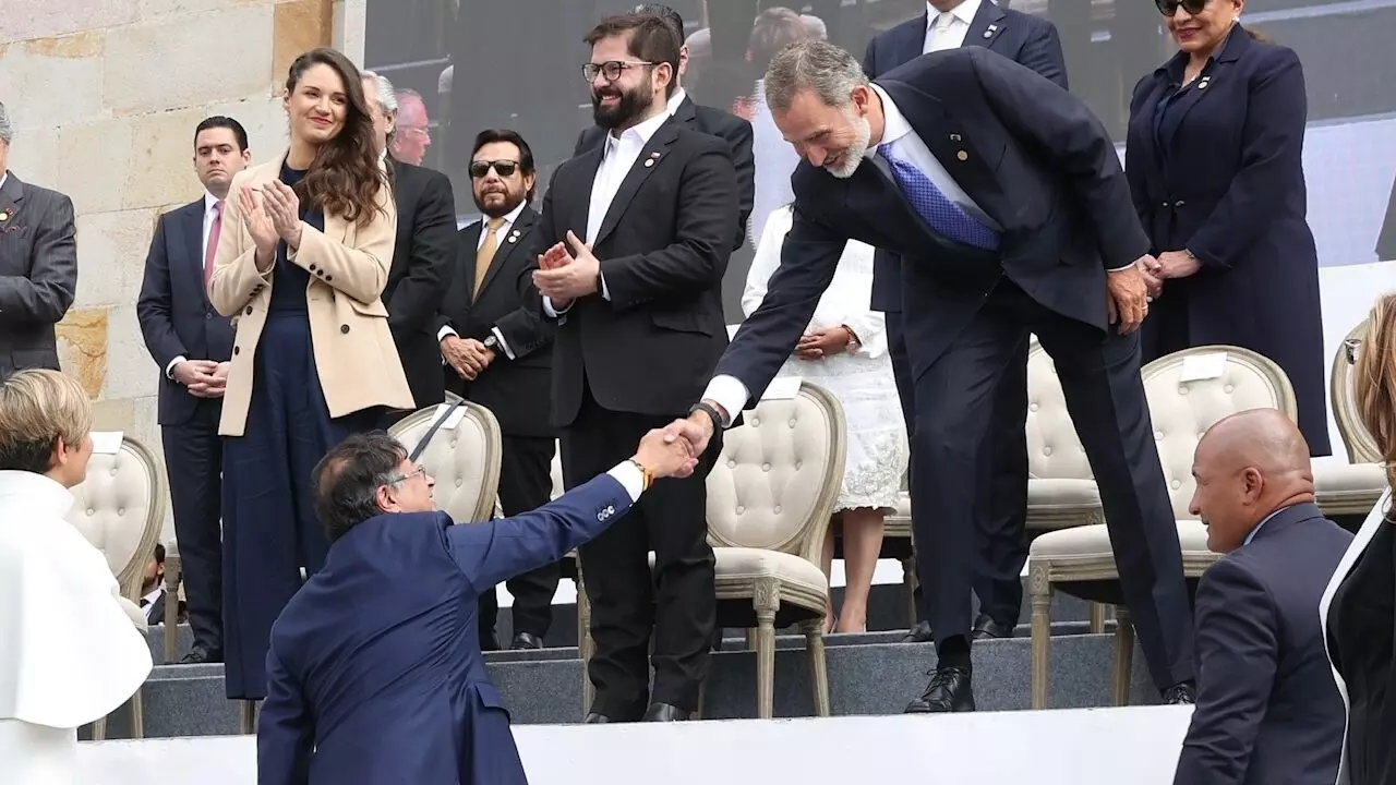 El Rey Felipe VI saluda a Gustavo Petro, nuevo presidente de Colombia