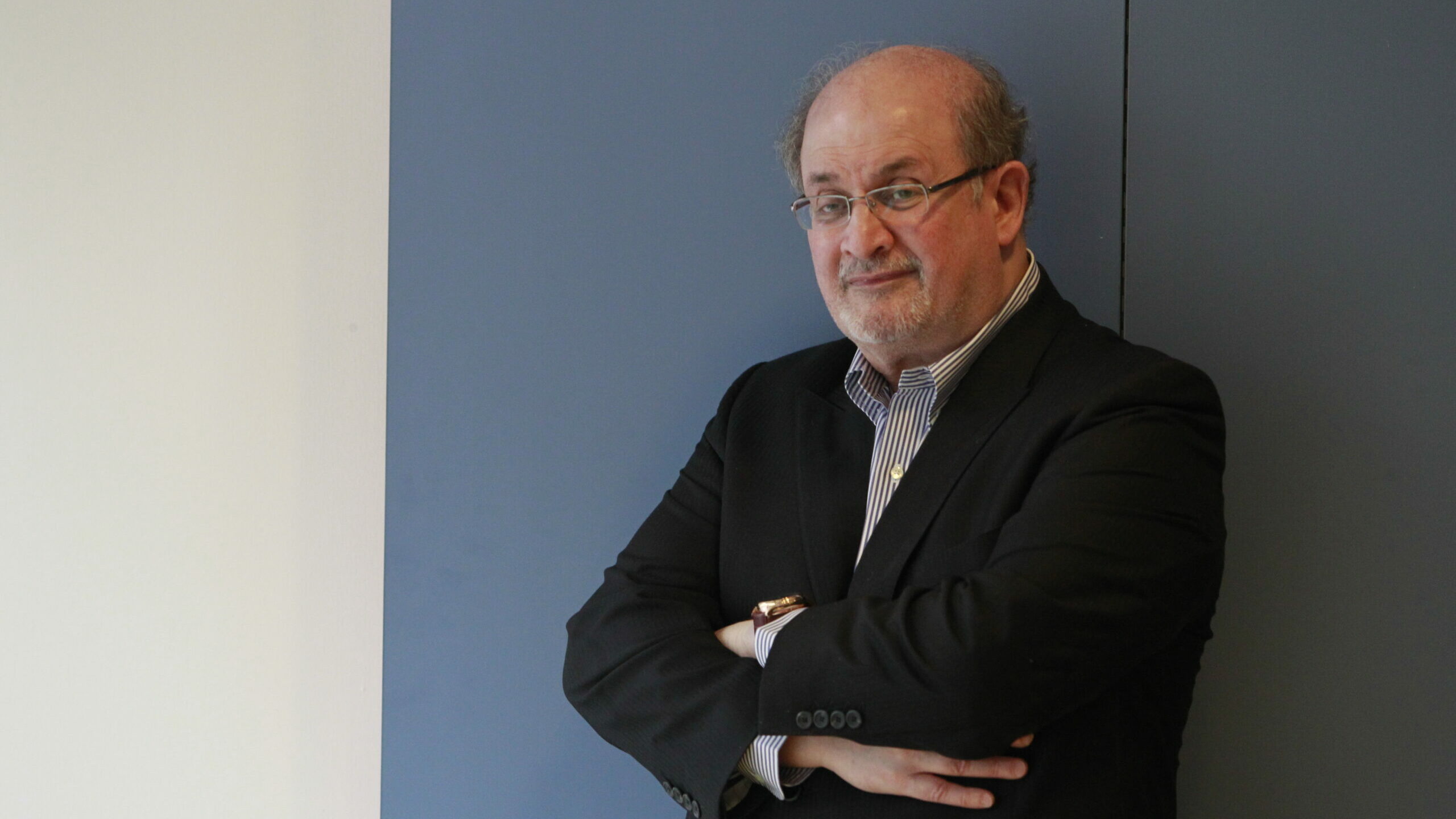 Salman Rushdie evoluciona favorablemente pero todavía sigue en estado grave