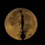 La superluna en Sevilla. Eduardo Briones/ Europa Press