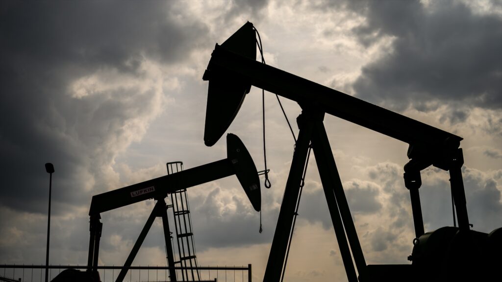 El petróleo Brent baja un 3,08 %, hasta los 92,26 dólares