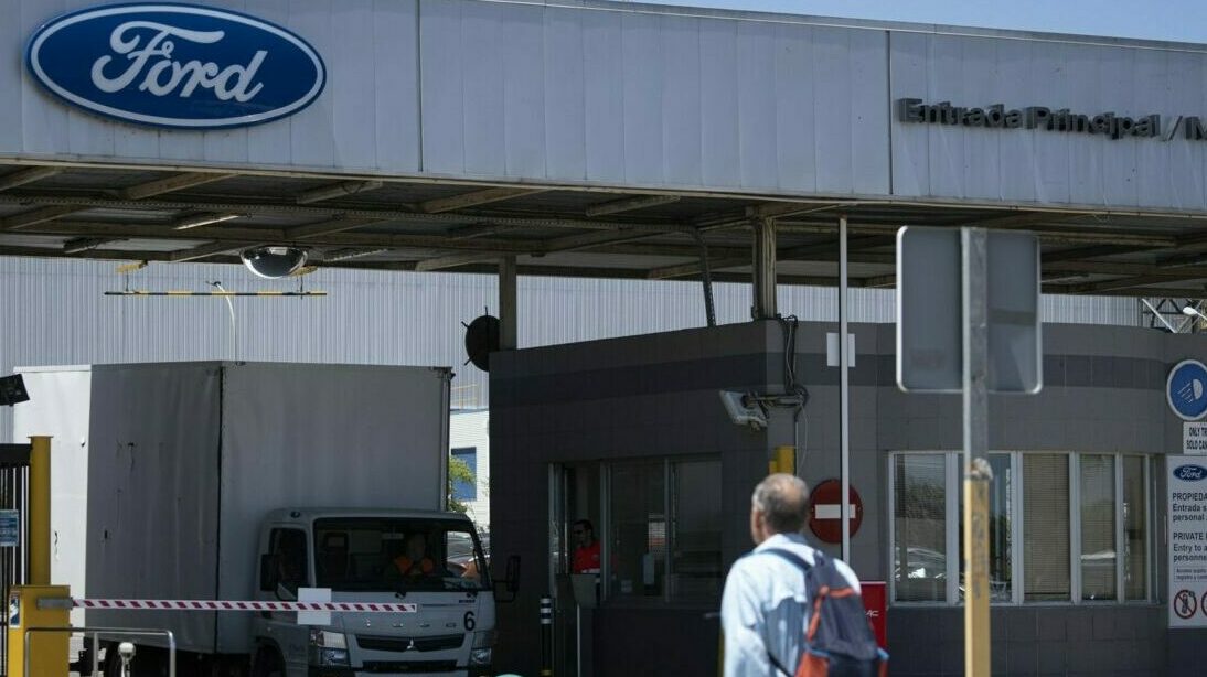 Logo de Ford en la entrada de la fábrica de Almussafes (Valencia). Jorge Gil / Europa Press