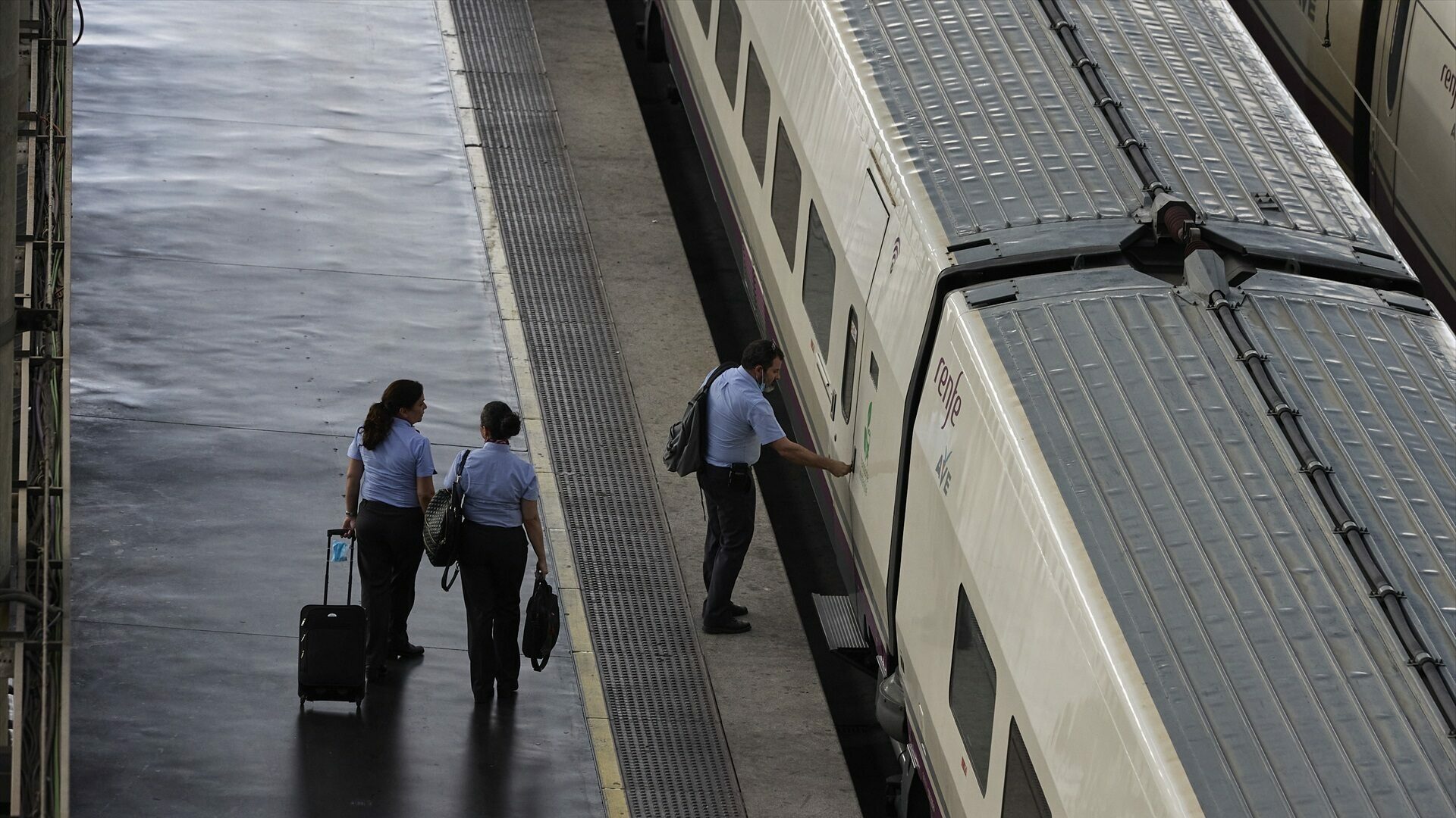 Varios trabajadores de Renfe entran en un AVE en la estación de Atocha. Jesús Hellín / Europa Press.