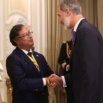 El Rey Felipe VI saluda al recién investido presidente de Colombia, Gustavo Petro.