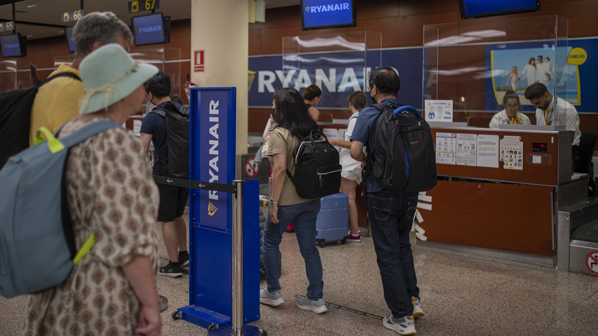 Varias personas esperan ser atendidas en una ventanilla de Ryanair en el Aeropuerto Josep Tarradellas Barcelona/ Europa Press