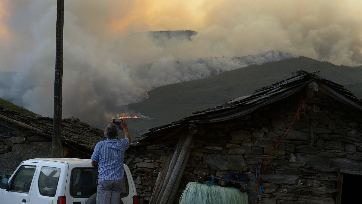 Seis fuegos permanecen sin extinguir en Galicia y el de Laza continúa activo