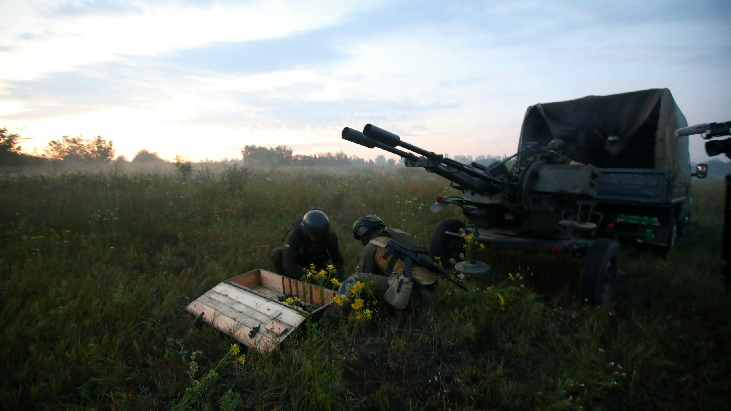 España prepara un nuevo envío de armas a Ucrania con acorazados, misiles y munición