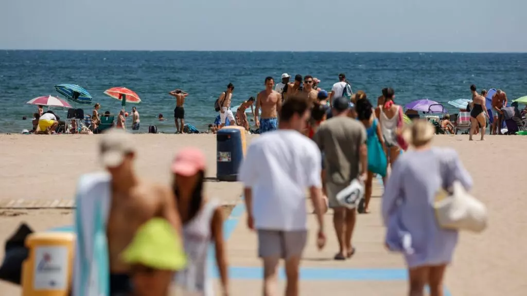 España recibe un 13% menos de turistas que en 2019, pero recauda casi lo mismo