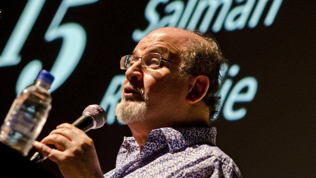 El estado de Salman Rushdie mejora: ha sido desconectado del respirador