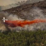 Un helicóptero trabaja en las labores de extinción de un incendio declarado en Bejís. Rober Solsona / Europa Press