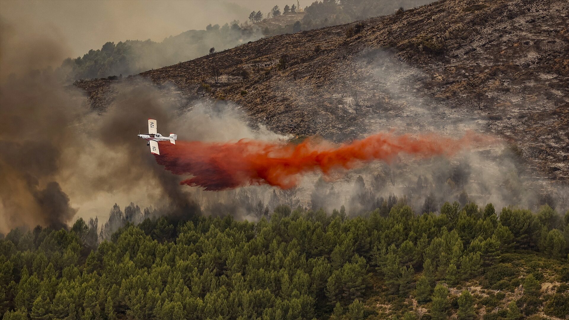 Un helicóptero trabaja en las labores de extinción de un incendio declarado en Bejís. Rober Solsona / Europa Press