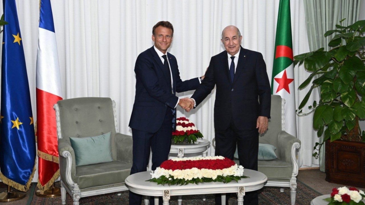 El presidente francés, Emmanuel Macron, con su homólogo argelino, Abdelmajid Tebboune