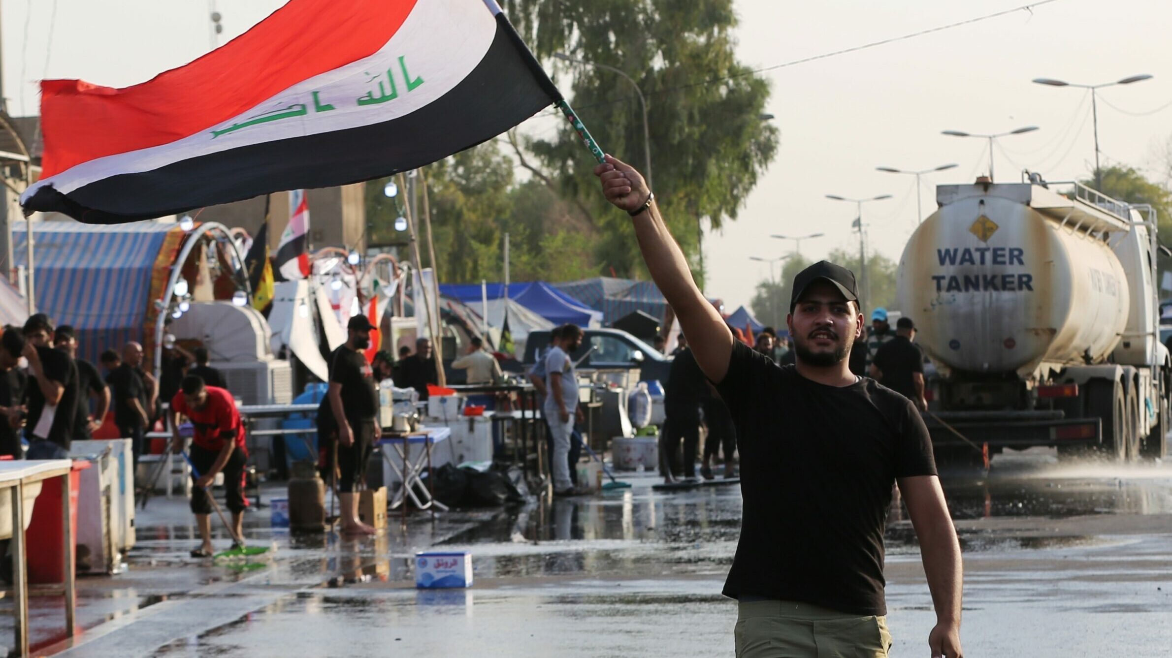 Un seguidor del clérigo Muqtada al Sadr ondea la bandera de Irak en una protesta del 8 de agosto