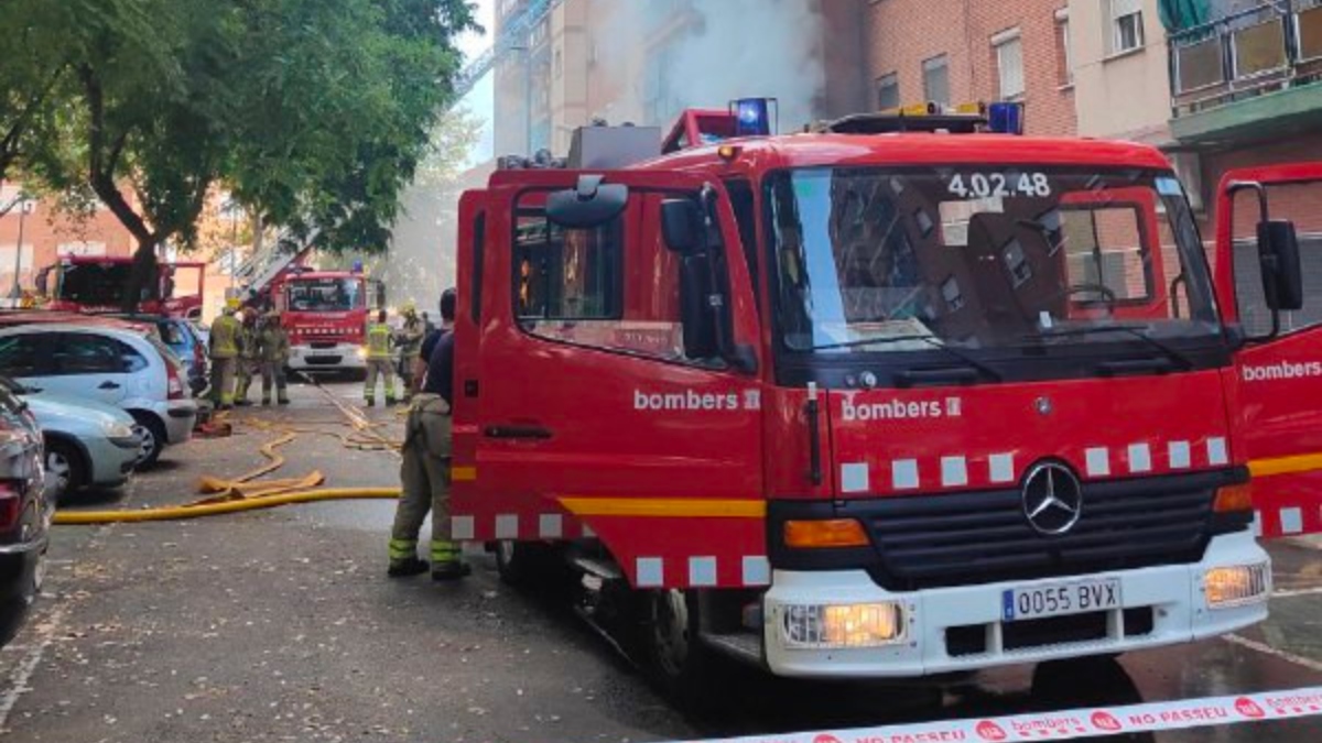 Un incendio en Barcelona obliga a desalojar una residencia geriátrica