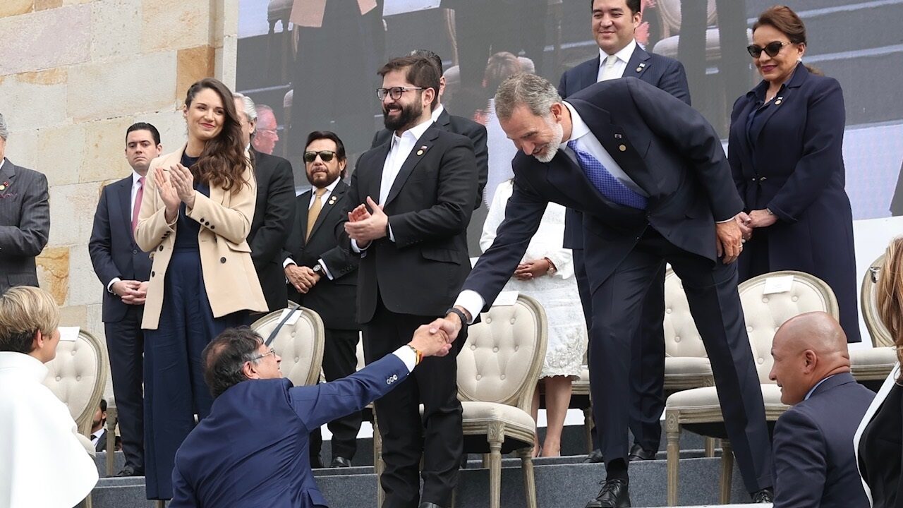 Felipe VI saluda al presidente de Colombia, Gustavo Petro