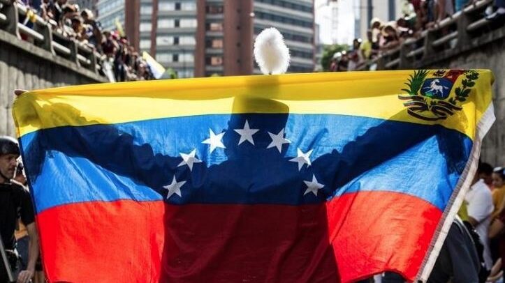 Hombre con una bandera de Venezuela