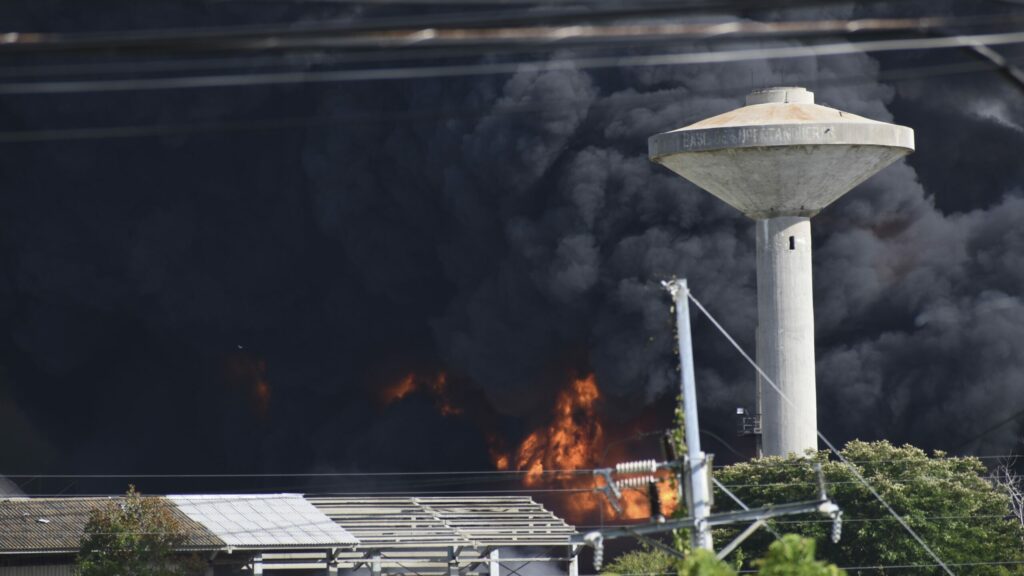 Colapsa un tercer tanque en la zona industrial de Cuba, donde sigue activo un gran incendio