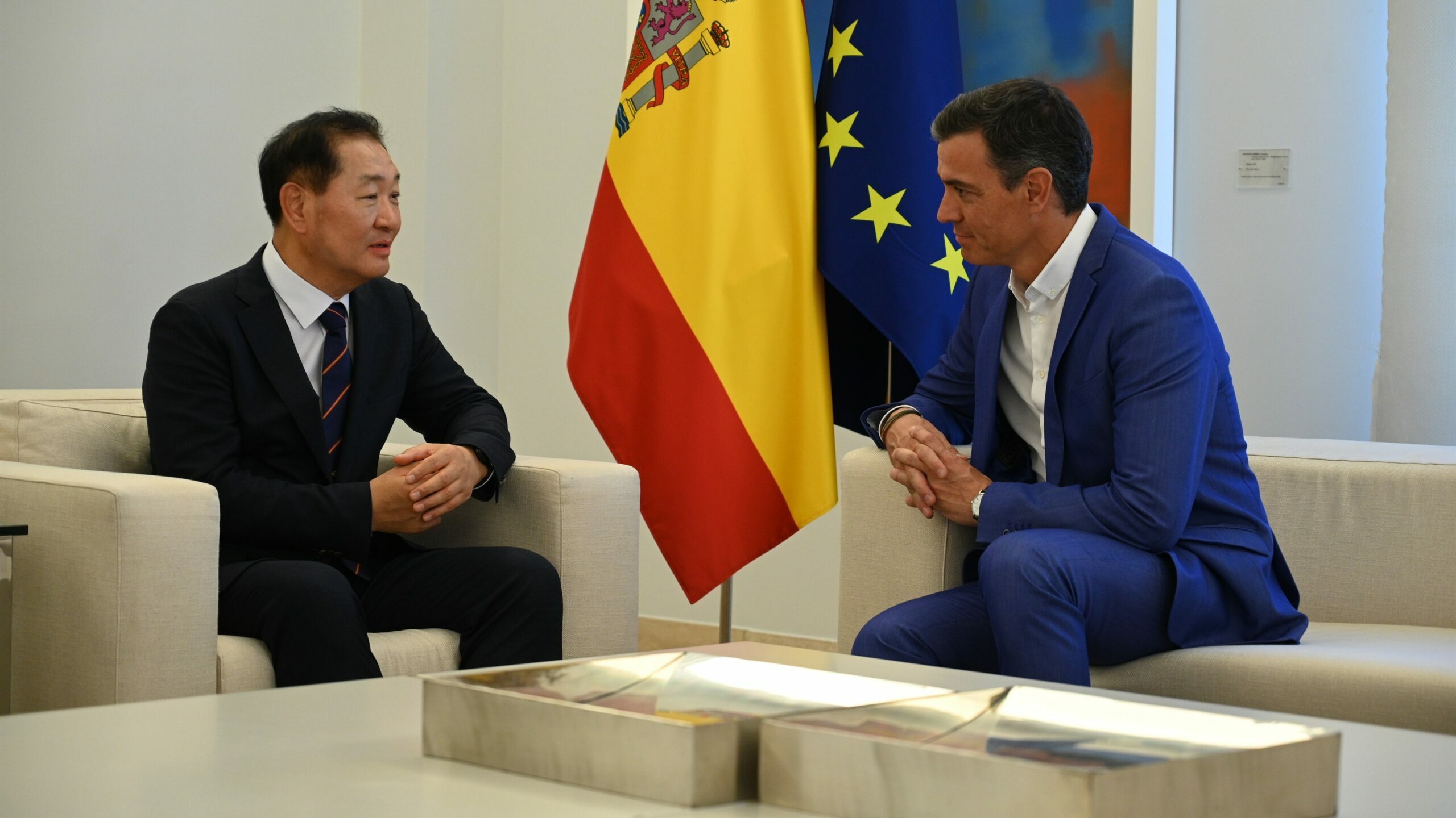 Pedro Sánchez con el consejero delegado de Samsung, Jong-Hee Han